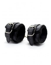 Nastavitelné stahovací obojky z černé veganské ekokůže s 35 cm vnitřní podšívkou.