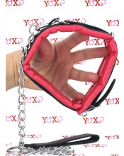 Polstrovaný obojek a vodítko z umělé kůže s kovovým řetízkem o délce 44 cm.