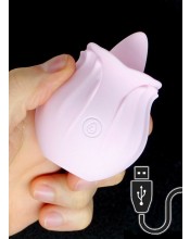PinkRose je Vibračný stimulátor vagíny a klitóriu s jazikom 7,8 x 5,7 cm.