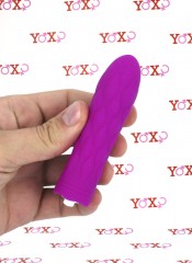 Jibbies - Mini Vibrator se stimulujícím silikonovým pláštěm 10 x 2,4 cm.