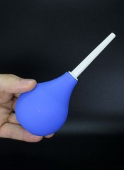 Světle modrý anální a vaginální sprchový klystýr objem nádoby 150 ml.
